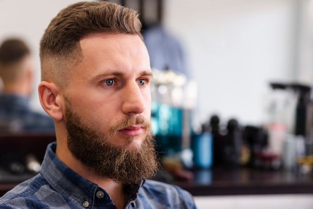 Homem bonito, olhando para longe no salão