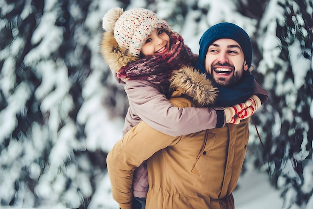 Homem bonito, passando um tempo em casa com sua filhinha fofa Feliz Dia dos Pais Pai e filha