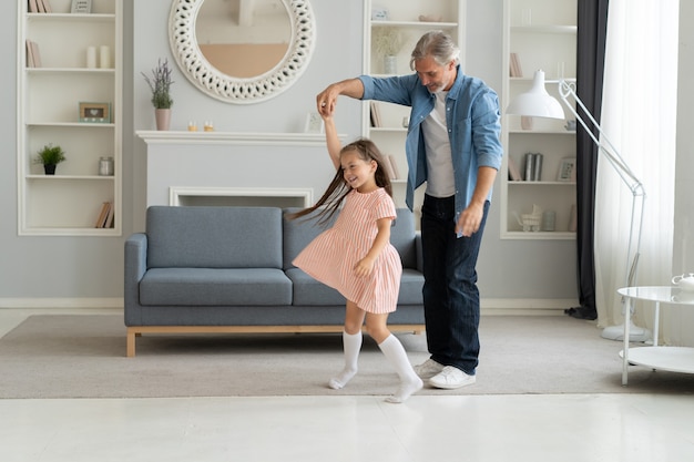 Homem bonito, passar um tempo em casa com sua filha pequena. feliz dia dos pais! pai e filha.