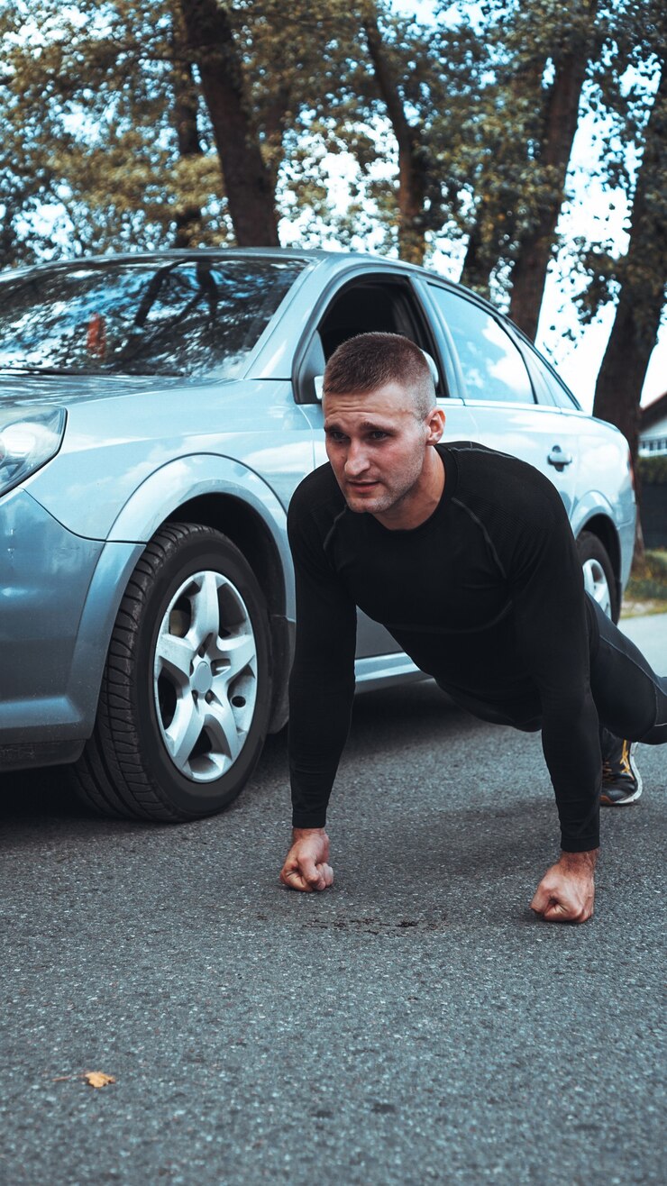 Foto homem bonito perto do carro. o atleta torceu ao lado da máquina. carro vs homem