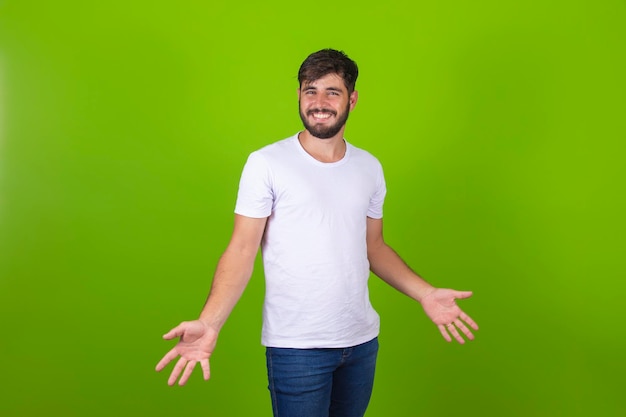 Homem bonito posando para ser fotografado xA