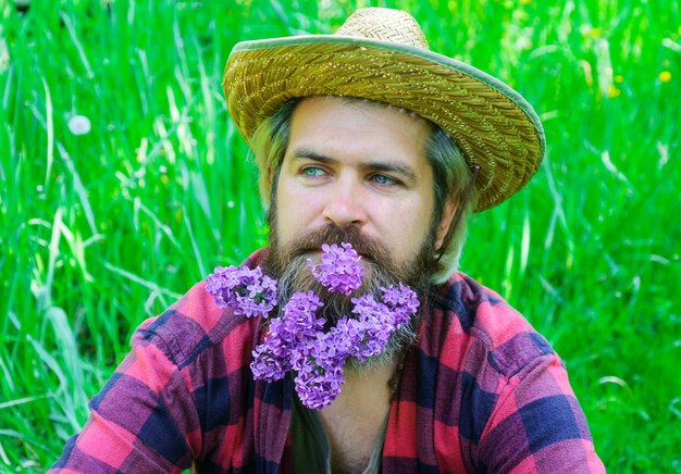 Homem bonito primavera com barba de flores.