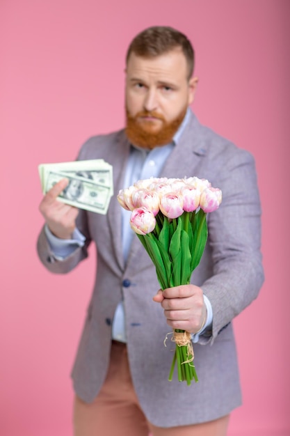 Homem bonito segurando buquê de tulipas