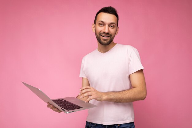 Homem bonito segurando um laptop