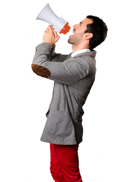 Homem bonito, segurando um megafone no fundo isolado