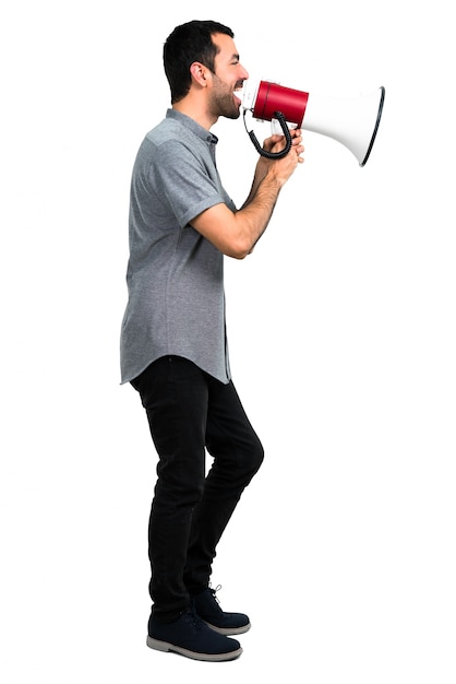 Homem bonito, segurando um megafone