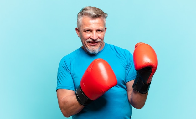 Homem bonito sênior de boxe