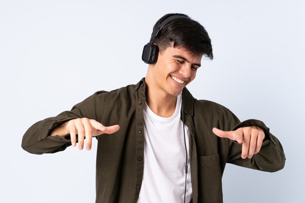 Homem bonito sobre música azul isolada e dança