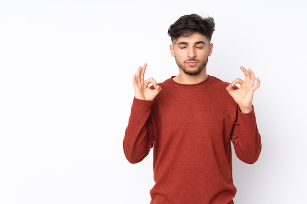 homem bonito sobre uma parede isolada em pose zen