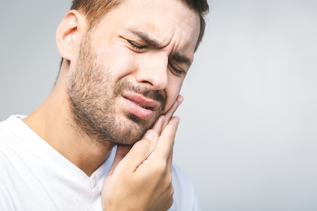 Homem bonito, sofrendo de dor de dente