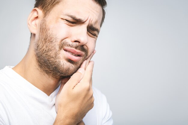 Homem bonito, sofrendo de dor de dente