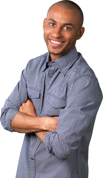 Foto homem bonito sorridente com as mãos cruzadas, isoladas no branco