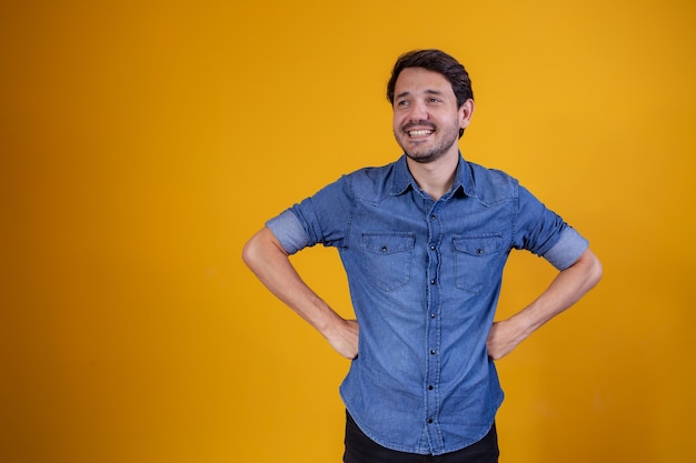 Homem bonito sorrindo para a câmera com espaço de cópia