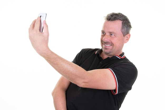 Homem bonito tomando selfie isolado no fundo branco