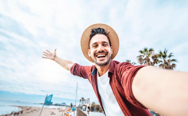 Homem bonito tomando selfie na cidade de Barcelona, Espanha