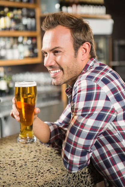 Foto homem bonito, tomando uma cerveja