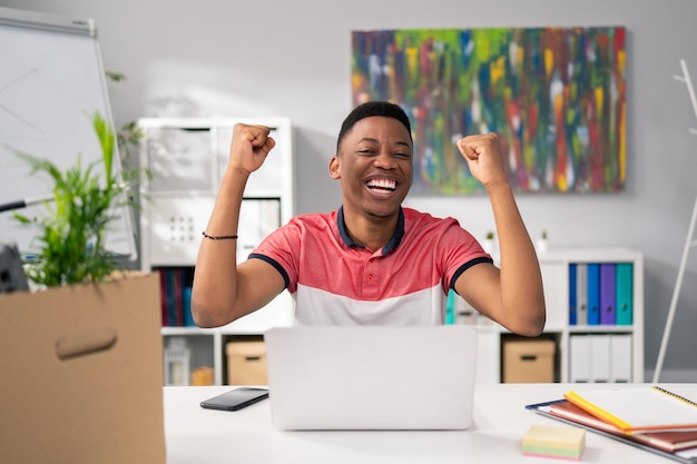 Homem bonito trabalhador ambicioso de ascendência afro-americana sentado no escritório