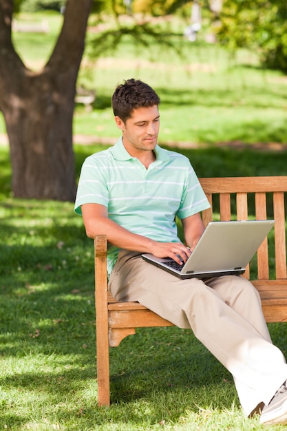 Homem bonito, trabalhando em seu laptop