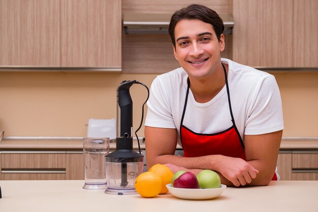 Homem bonito, trabalhando na cozinha