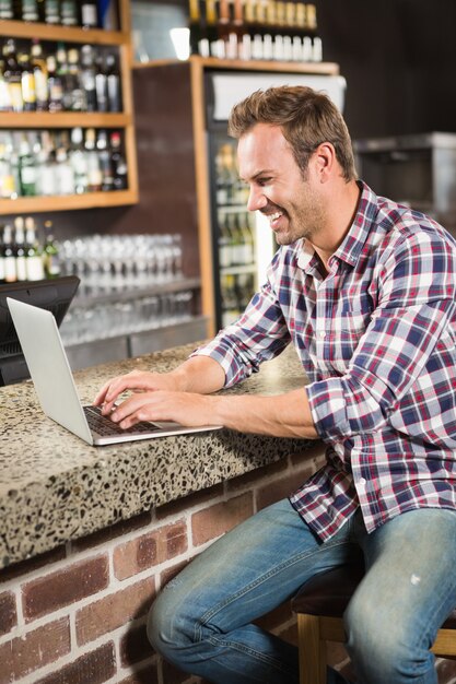 Homem bonito usando laptop