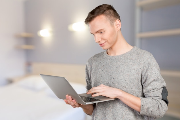 Homem bonito usando laptop