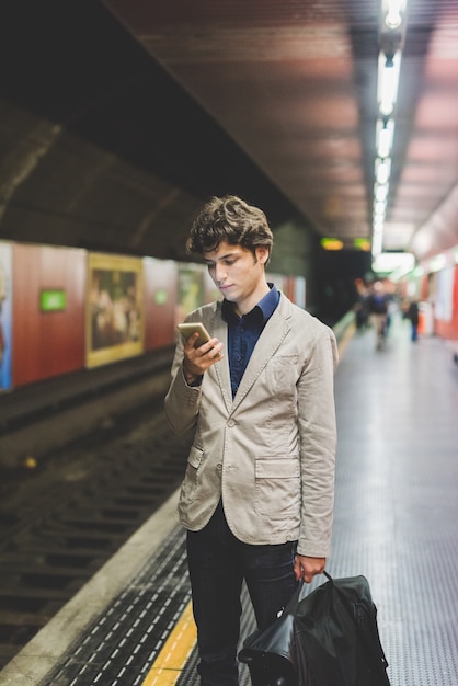 homem bonito usando o smartphone