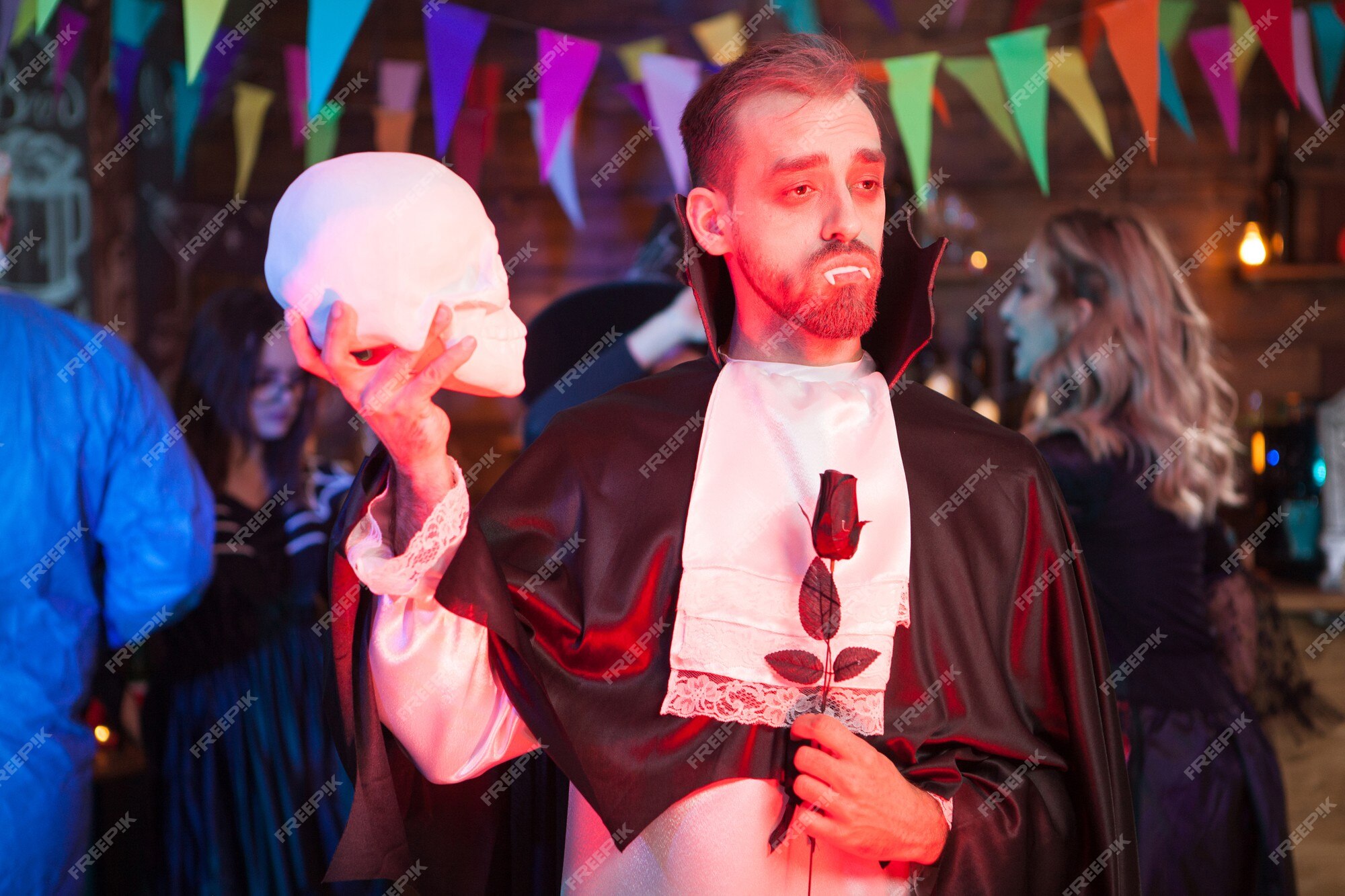 Homem bonito vestido com uma fantasia de drácula para o halloween. vampiro  atraente com velas