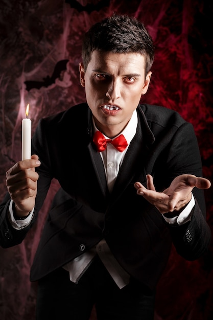 Homem Com Fantasia De Halloween De Vampiro Assustando Imagem de Stock -  Imagem de pessoa, capa: 193089041