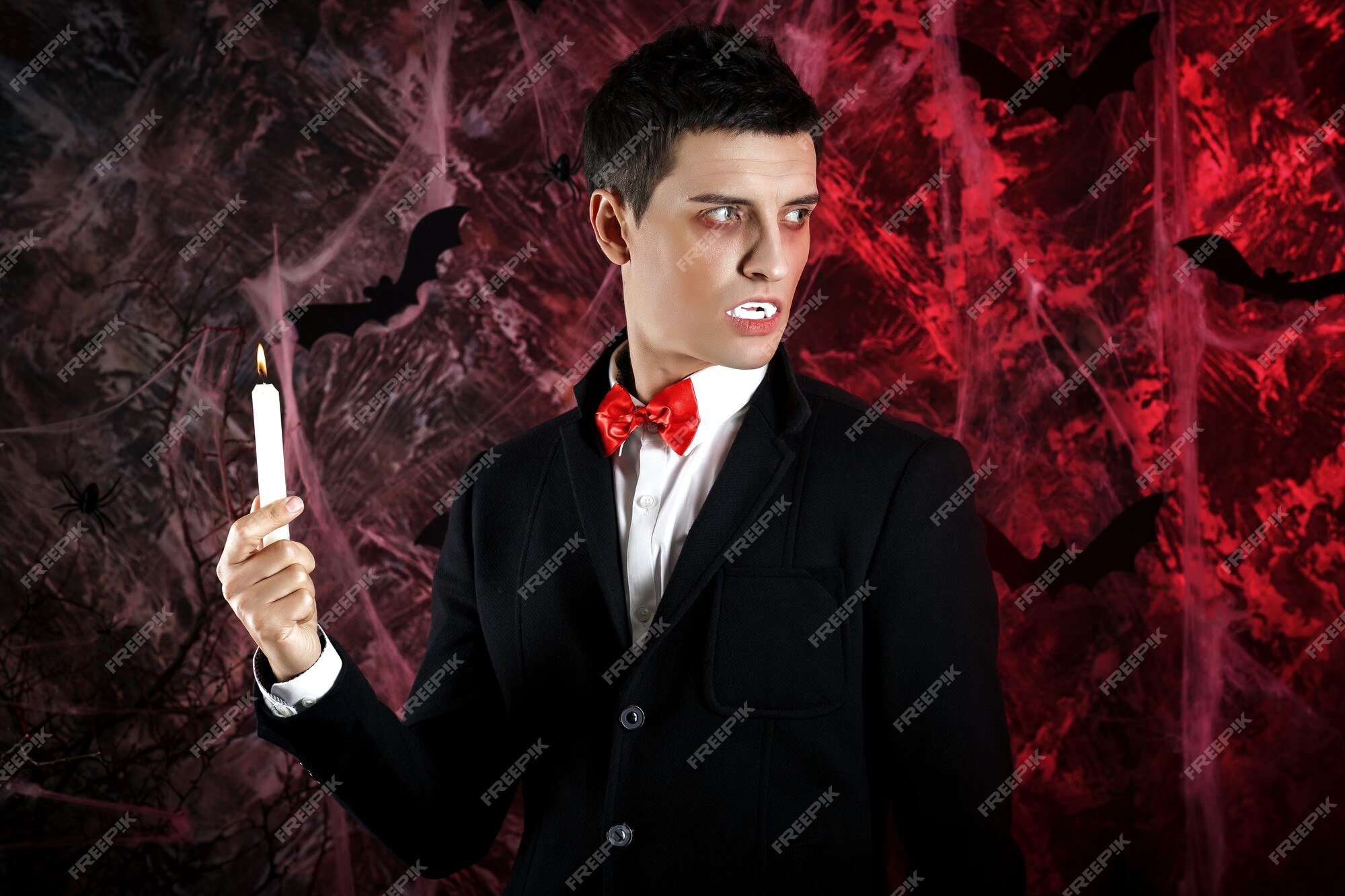 Homem bonito vestido com uma fantasia de drácula para o halloween