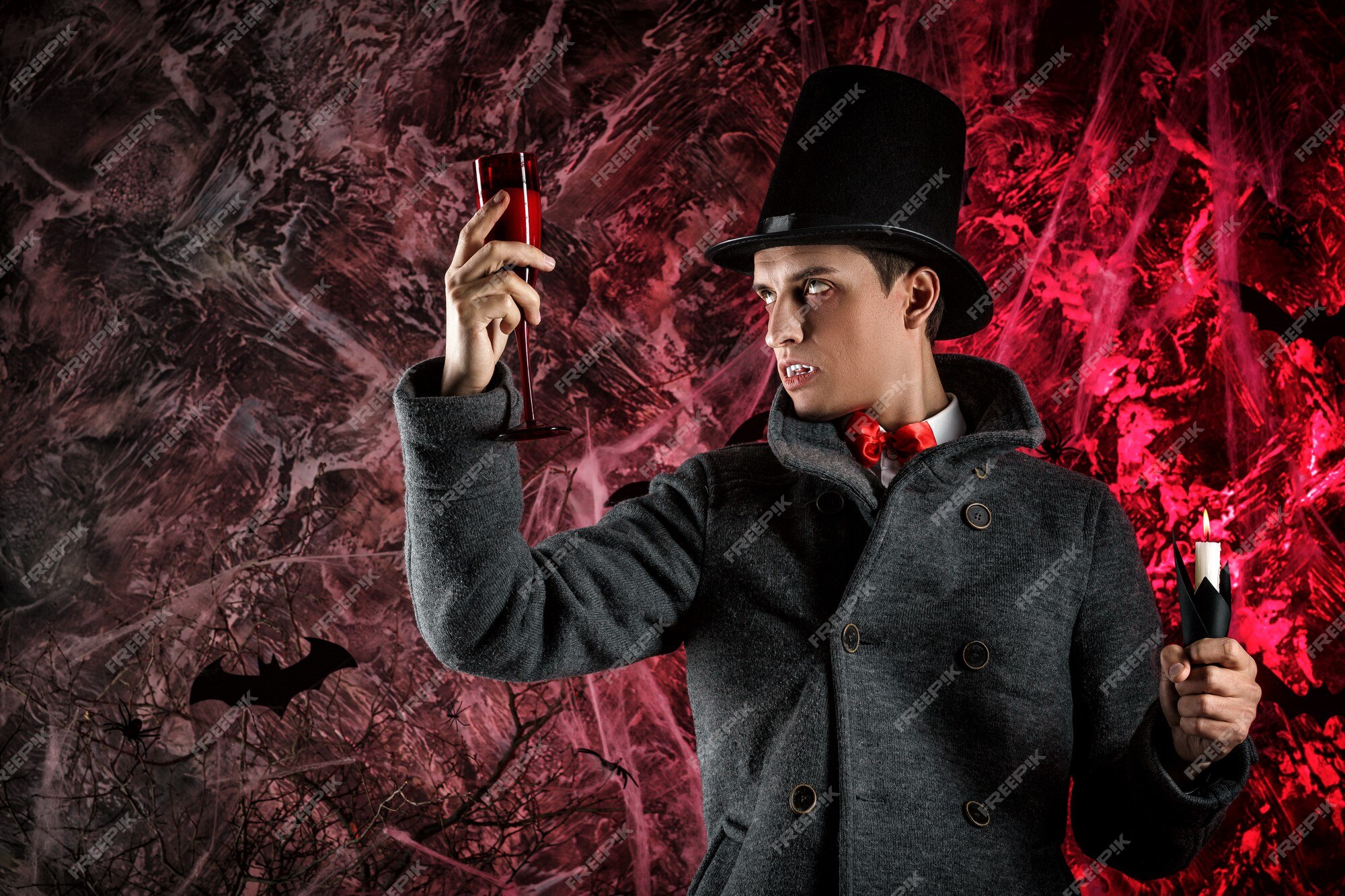 Homem bonito vestido com uma fantasia de drácula para o halloween