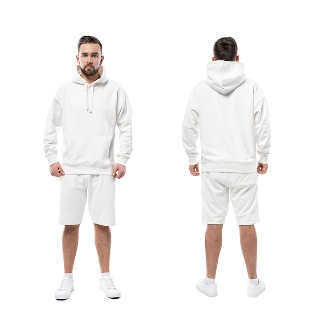 Homem bonito vestindo capuz branco em branco e shorts isolados no fundo branco