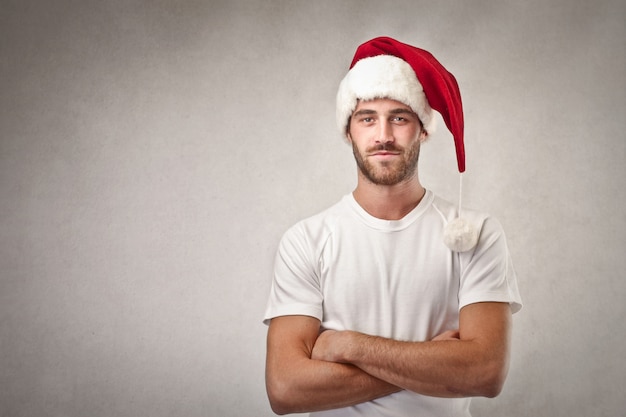 Homem bonito, vestindo chapéu de Papai Noel