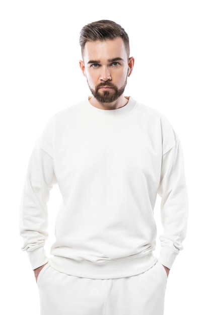 Homem bonito vestindo moletom branco em branco isolado no fundo branco