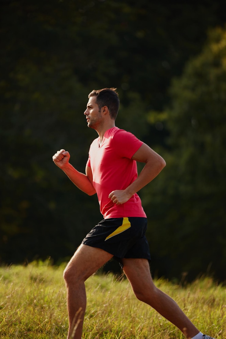 Foto homem bosques e trilha correndo ao ar livre com atleta para resistência com aptidão física para treinamento pessoa masculina de volta e cross country para treino de rotina de corrida e perfuração para desempenho em equilíbrio
