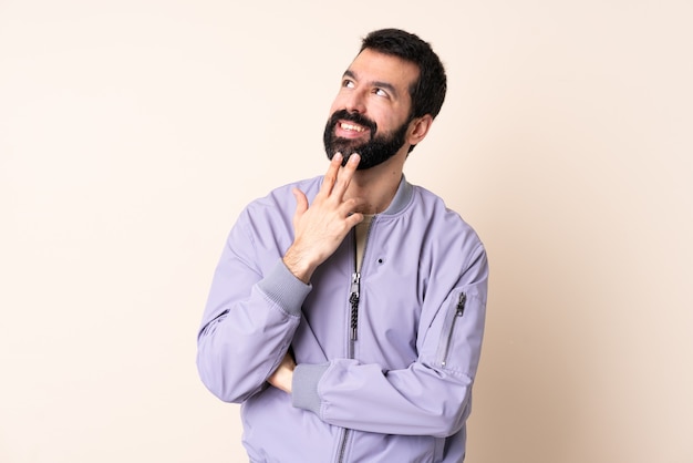 Homem branco com barba e casaco isolado