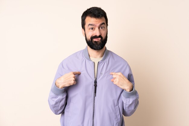 Homem branco com barba e casaco isolado