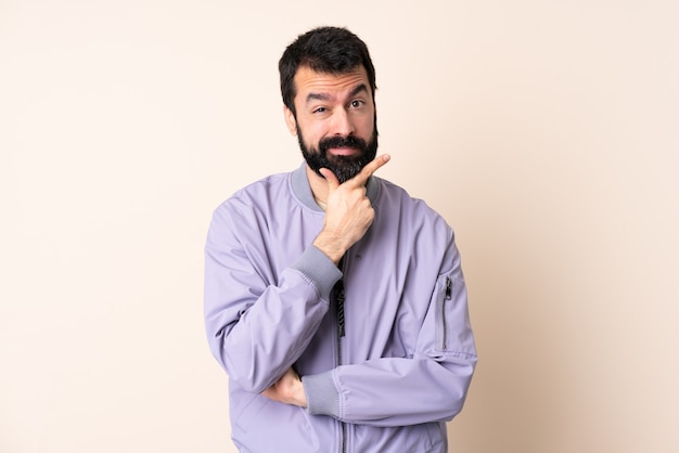 Homem branco com barba e casaco isolado