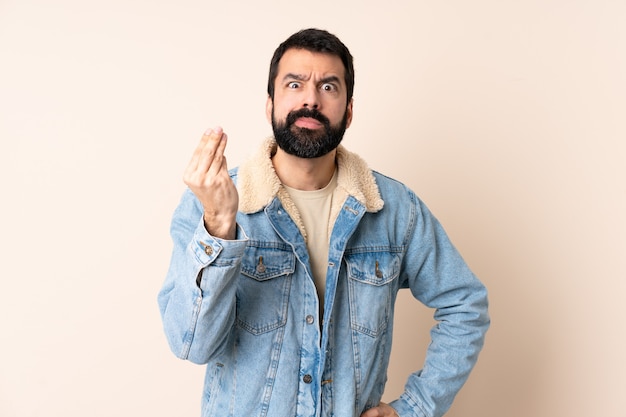 Homem branco com barba isolada