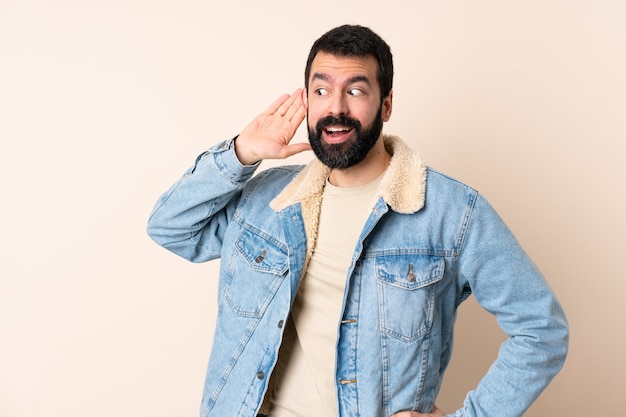 Homem branco com barba isolada