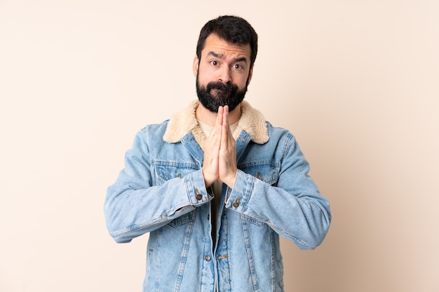 Homem branco com barba isolada