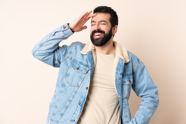 Foto homem branco com barba sobre parede isolada e sorrindo muito