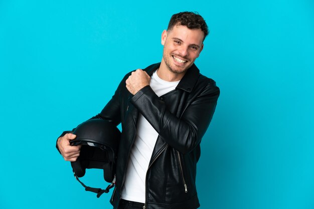 Homem branco com capacete de motociclista isolado