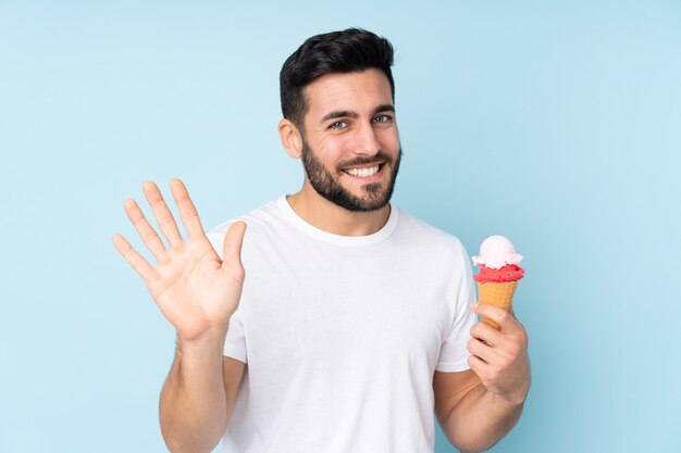 Homem branco com um sorvete de corneta isolado