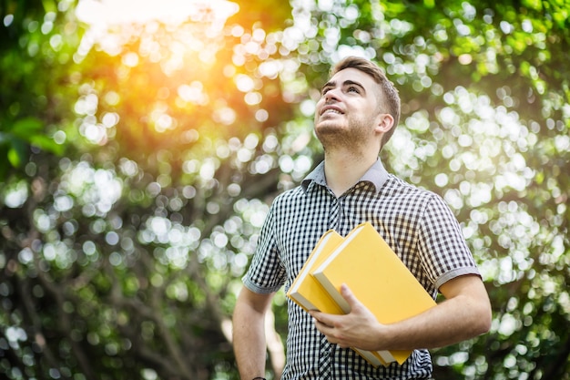 homem branco estudante felicidade no jardim