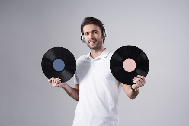 Homem branco que levanta com os registros de vinil isolados.