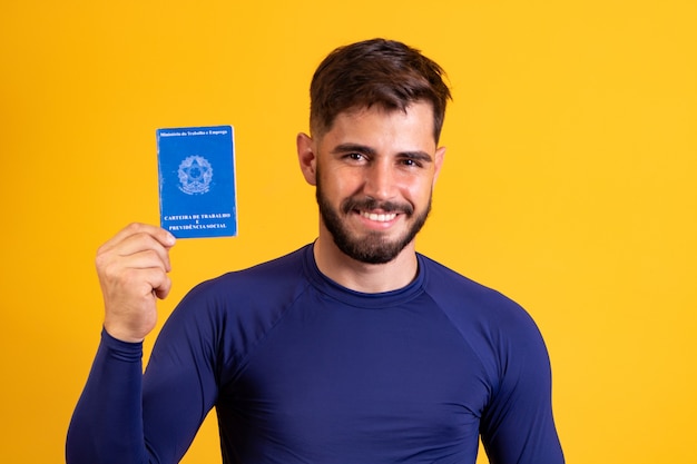 Foto homem brasileiro com carteira assinada e previdência social, (carteira de trabalho e previdência social)