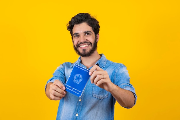 Homem brasileiro com documento de trabalho e previdência social Carteira de Trabalho e Previdência Social