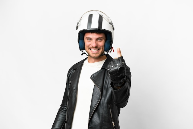 Homem brasileiro com um capacete de moto sobre fundo branco isolado, fazendo o gesto de vir