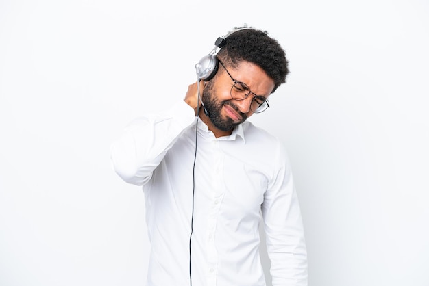 Homem brasileiro de telemarketing trabalhando com um fone de ouvido isolado no fundo branco com dor de garganta