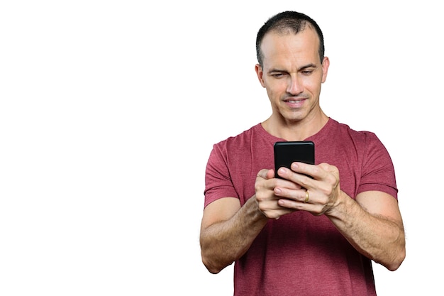 Homem brasileiro maduro segurando seu smartphone e sorrindo.